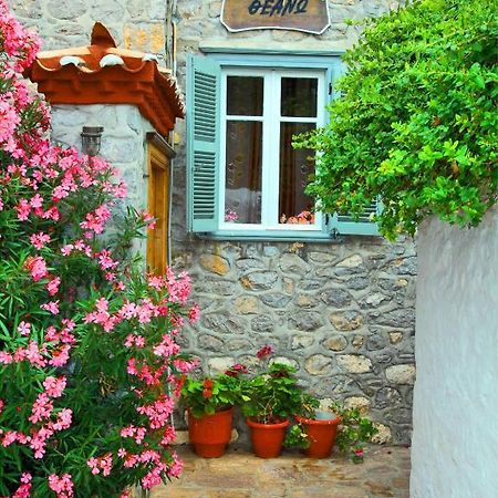 Theano Guesthouse Идра Номер фото