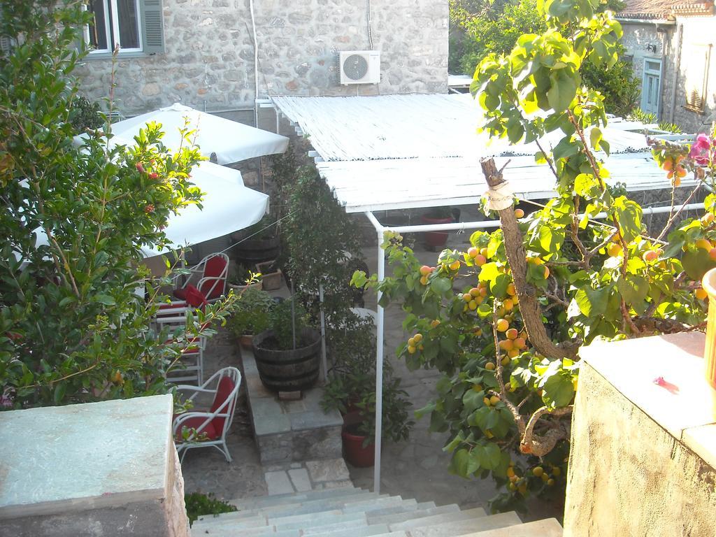 Theano Guesthouse Идра Экстерьер фото